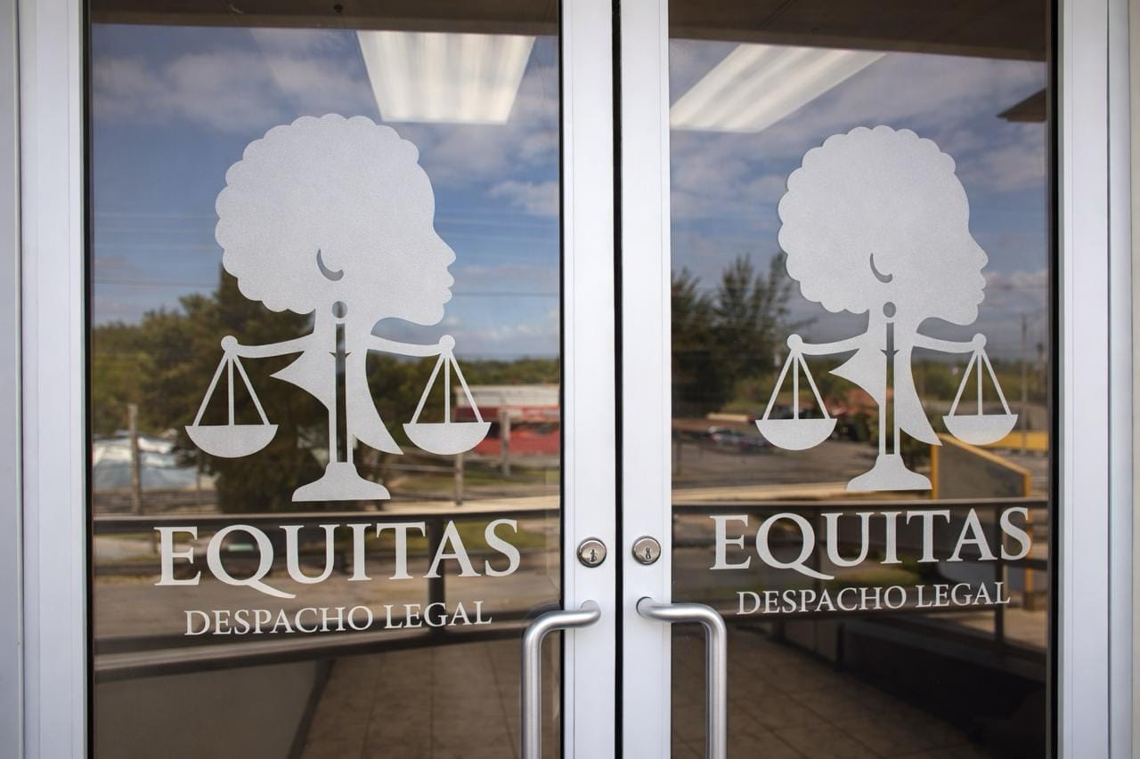 Puertas de cristal de la oficina con el logo de Equitas